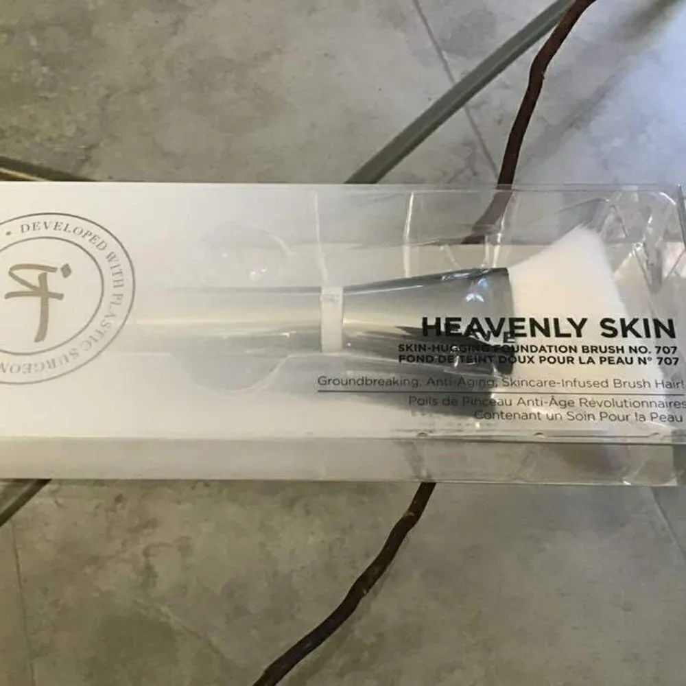 IT COSMETICS Heavenly Skin Skin-Hugging Foundation Brush #707